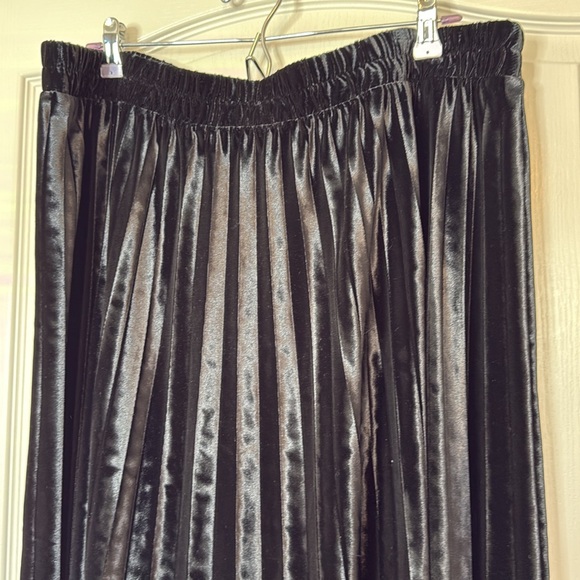 On 34th Pleated Maxi Velour / Velvet Skirt Black 2X - Picture 2 of 12